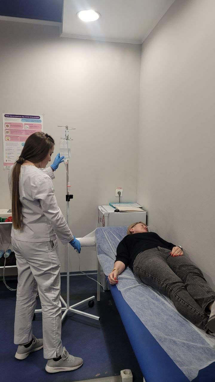 Лікар центру На Грані проводить інфузійну терапію — виведення із запою у Вінниці