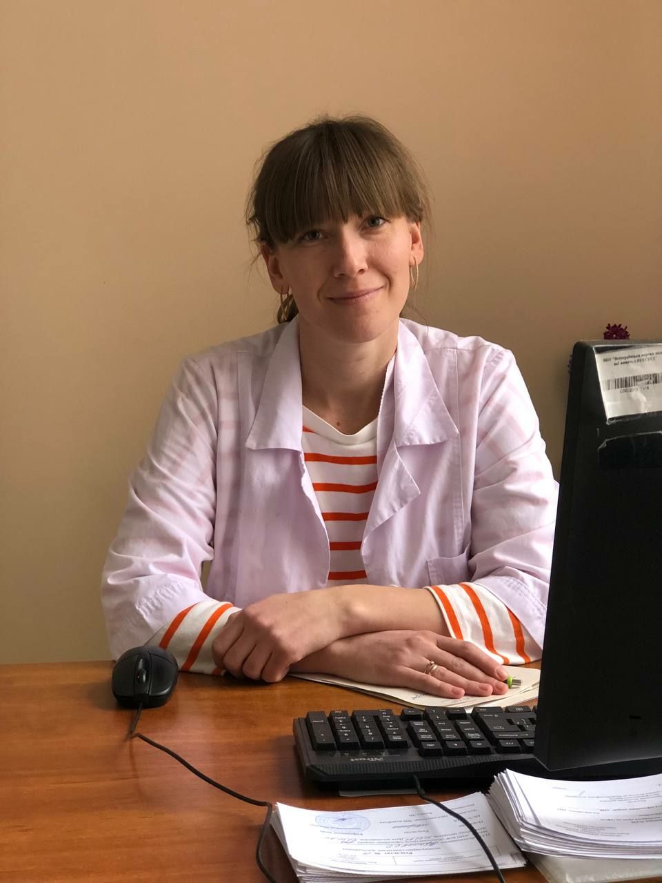 Лікар центру На Грані проводить процедуру розкодування від алкоголю у Вінниці